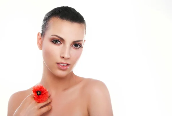 Porträt einer jungen schönen Frau mit roter Blume über weißem Bac — Stockfoto