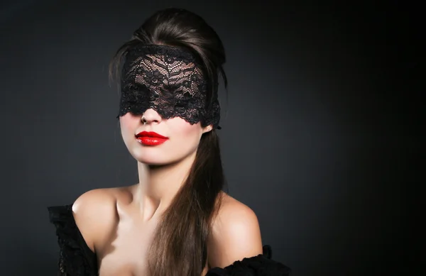 Bella donna con maschera di pizzo nero sopra il suo occhio — Foto Stock