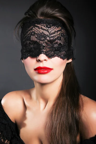 Schöne Frau mit schwarzer Spitzenmaske über dem Auge — Stockfoto