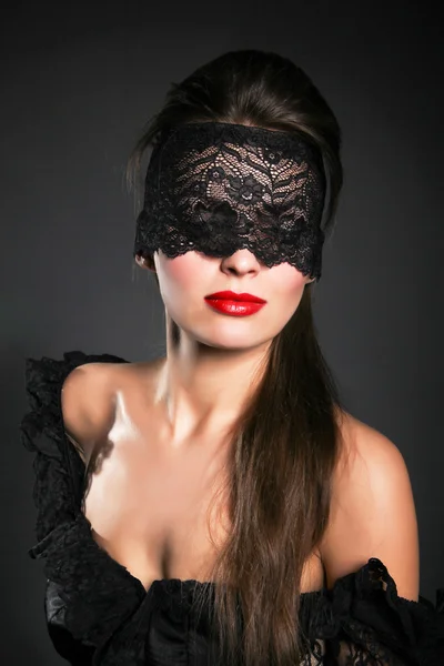 Mooie vrouw met Black Lace masker over haar oog — Stockfoto