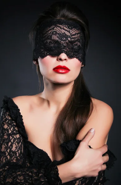 Bella donna con maschera di pizzo nero sopra il suo occhio — Foto Stock