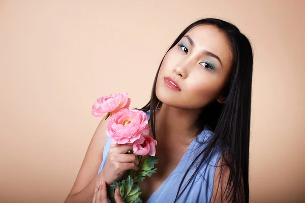 Rózsaszín virág ázsiai fiatal nő portréja — Stock Fotó