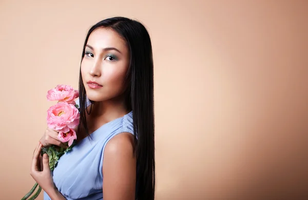 Rózsaszín virág ázsiai fiatal nő portréja — Stock Fotó