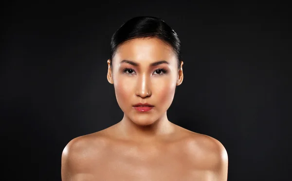 çekici Asyalı kadın cilt bakım görüntü üzerinde siyah adam