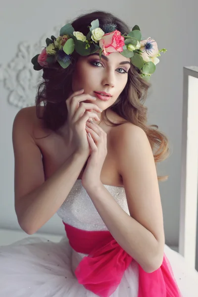 Μοντέρνο και κομψό νύφη σε ένα floral στεφάνι στο κεφάλι της και με — Φωτογραφία Αρχείου