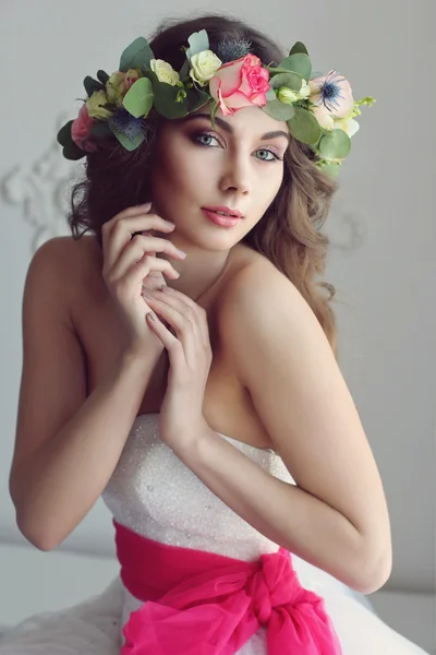 Modern and stylish bride in a floral wreath on her head and with — Stock Photo, Image