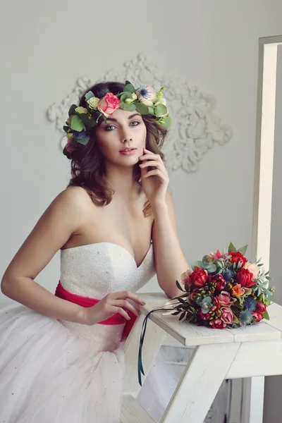 Noiva moderna e elegante em uma grinalda floral em sua cabeça e com — Fotografia de Stock