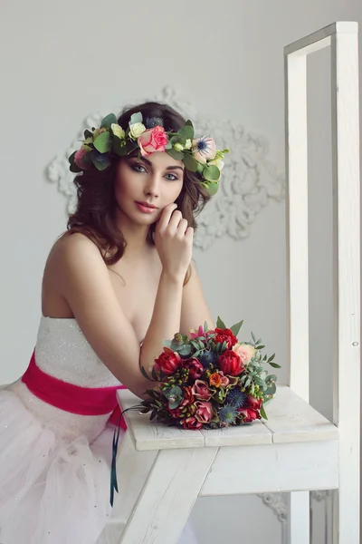 Noiva moderna e elegante em uma grinalda floral em sua cabeça e com — Fotografia de Stock