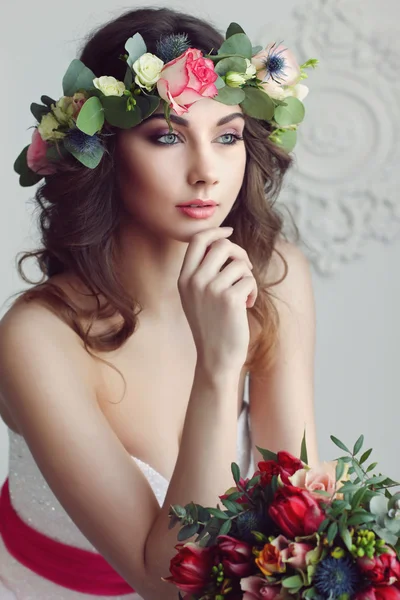 Modern and stylish bride in a floral wreath on her head and with — Stock Photo, Image