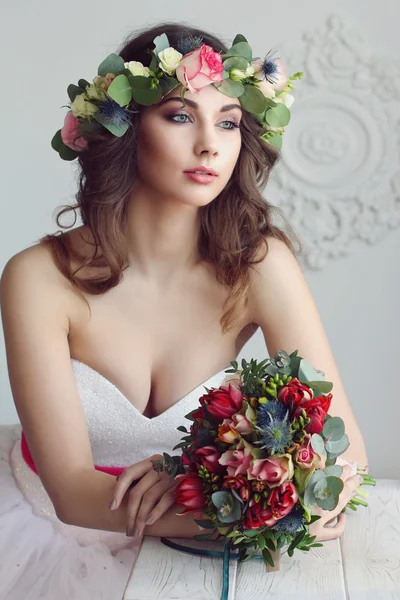 Modern and stylish bride in a floral wreath on her head and with — Stock Photo, Image