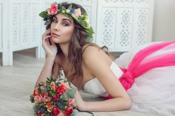 Mariée moderne et élégante dans une couronne florale sur sa tête et avec — Photo