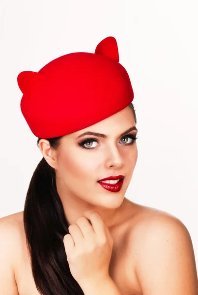 Uroczy i flirty dziewczyna w zabawny red hat, obraz pl — Zdjęcie stockowe