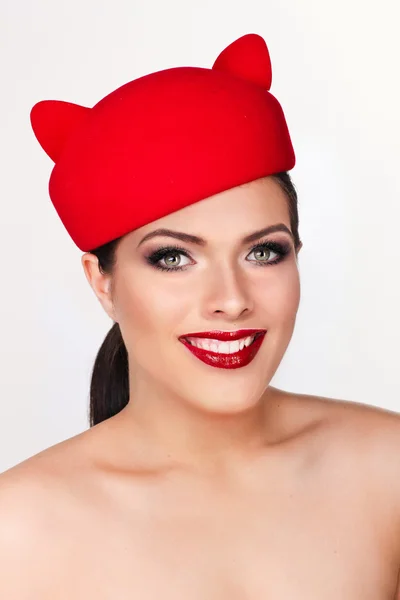 Okouzlující a flirtování dívka v legrační red hat, obraz pl — Stock fotografie