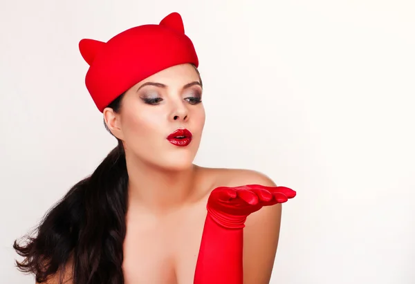 Uroczy i flirty dziewczyna w zabawny red hat, obraz pl — Zdjęcie stockowe
