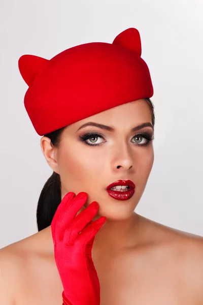 Okouzlující a flirtování dívka v legrační red hat, obraz pl — Stock fotografie