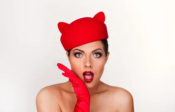 Okouzlující a flirtování dívka v legrační red hat, obraz pl — Stock fotografie