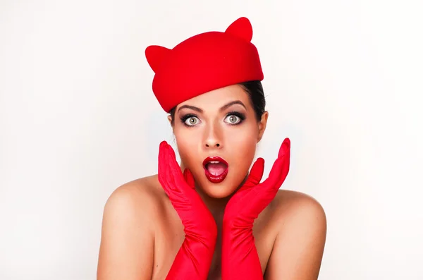 Encantadora e flertando menina em um chapéu vermelho engraçado, a imagem de um pl — Fotografia de Stock
