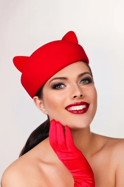 Encantadora y coqueta chica en un divertido sombrero rojo, la imagen de un pl — Foto de Stock