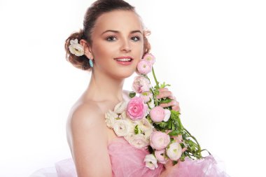 İhale bahar çiçek bir buket ile genç güzel kadın 