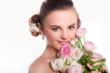 İhale bahar çiçek bir buket ile genç güzel kadın 