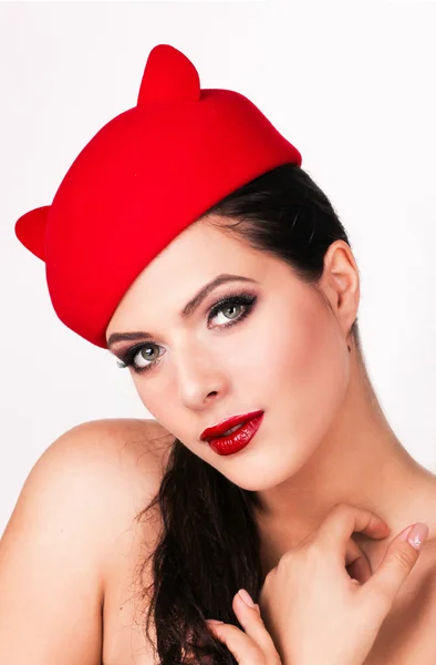 Affascinante e flirtare ragazza in un divertente cappello rosso, l'immagine di un pl — Foto Stock