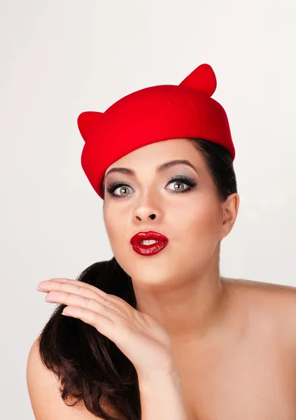 在可笑的红色帽子，pl 的形象魅力和调情女孩 — 图库照片