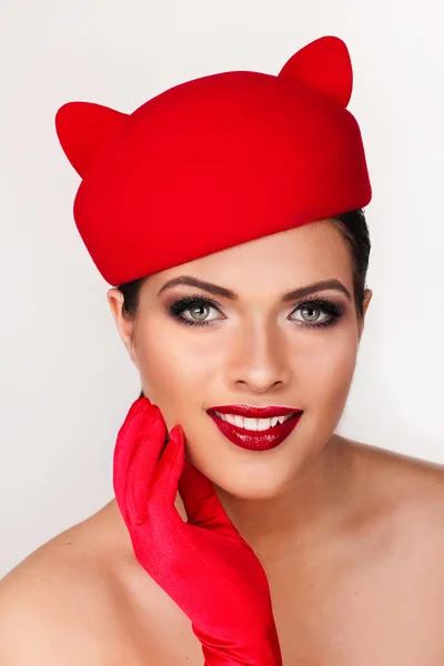 Чарівна і фліртуюча дівчина в смішному червоному капелюсі, зображення — стокове фото