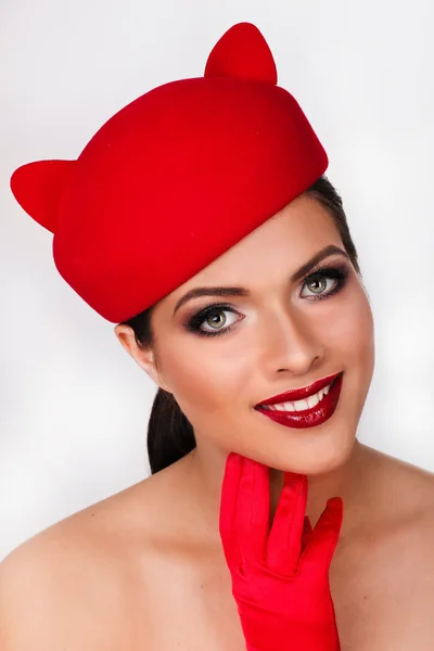 Büyüleyici ve flört şapkalı kız komik kırmızı, görüntünün bir pl — Stok fotoğraf