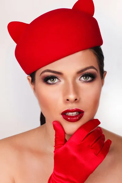 在可笑的红色帽子，pl 的形象魅力和调情女孩 — 图库照片