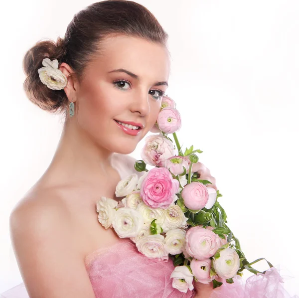 Junge schöne Frau mit einem Blumenstrauß zarte Frühlingsblumen — Stockfoto