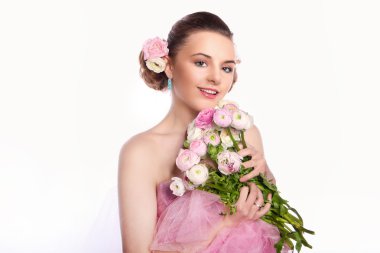 İhale bahar çiçek bir buket ile genç güzel kadın 
