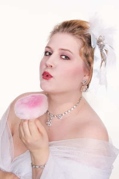 Young lady applying powdered foundation on her face with cosmeti — Stock Photo, Image