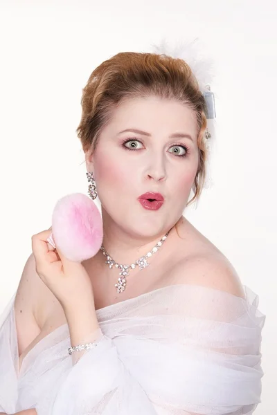 Young lady applying powdered foundation on her face with cosmeti — Stock Photo, Image