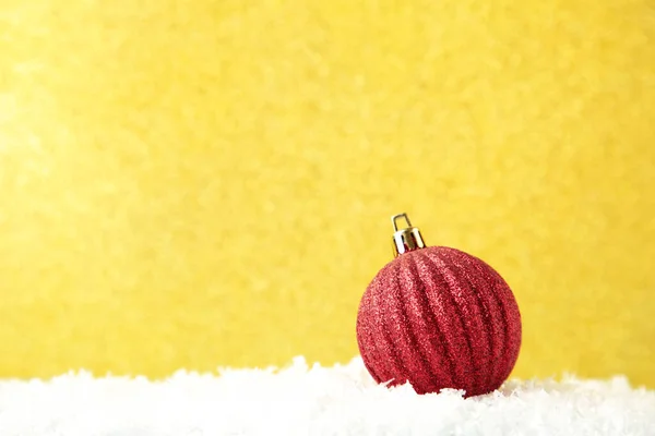 Bola Vermelha Natal Sobre Fundo Brilho Ouro Com Espaço Cópia — Fotografia de Stock