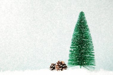 Gümüş parıltılı arka planda süslemeli Noel ağacı. Üst görünüm.