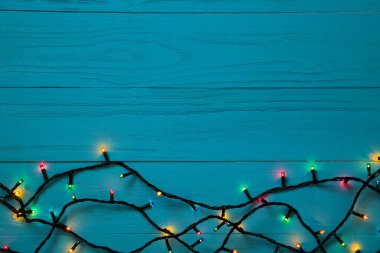 Mavi ahşap arka planda Noel süsleri. Üst görünüm.