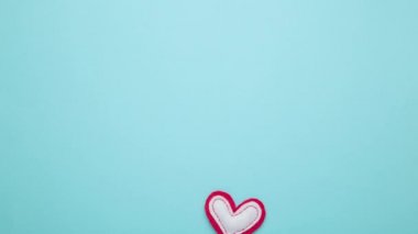 Mavi arka planda kırmızı uçan kalplerin olduğu hareketli animasyonu durdurun, aşk, sevgililer günü ve düğün selamlama konsepti