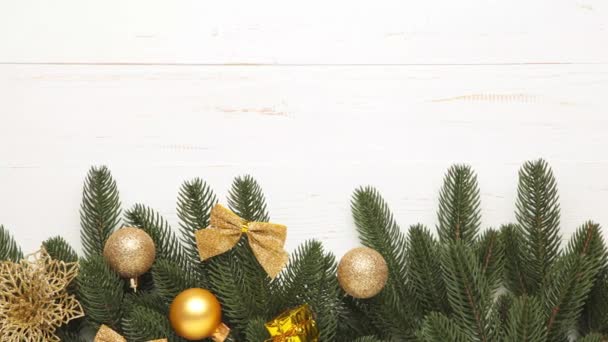 白色背景的冷杉树上的圣诞金色和红色装饰 文字有复制空间 停止运动动画 — 图库视频影像