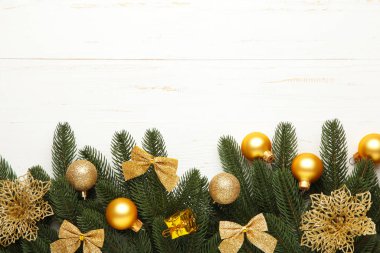 Beyaz arka planda altın madalyalar olan bir Noel arkaplanı. Üst görünüm.