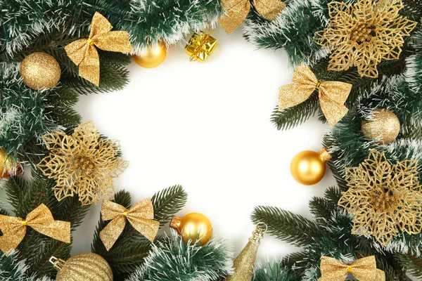 Beyaz Arka Planda Izole Edilmiş Altın Madalyalarla Noel Arkaplanı Üst — Stok fotoğraf