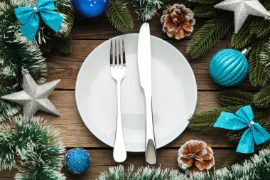 Gri üzerine mavi ve gümüş süslemeli Noel masası. Tatil geçmişi. Üst görünüm
