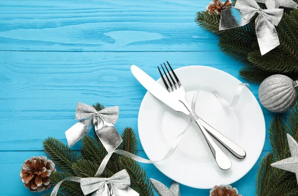Lieu Table Noël Avec Décoration Bleue Argentée Sur Bleu Fond — Photo
