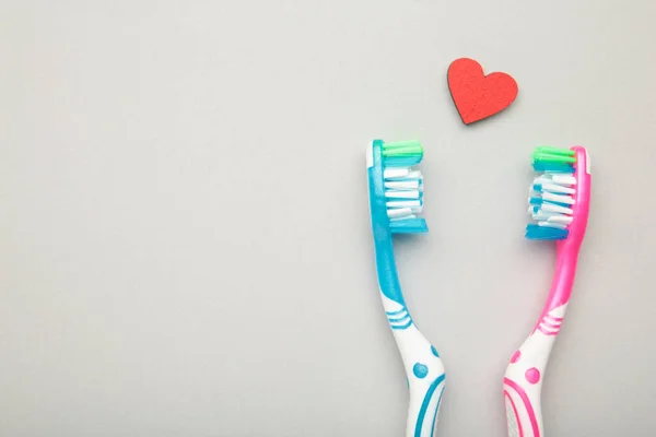 Zwei Zahnbürsten Mit Herz Auf Grauem Hintergrund Zahnhygiene Für Mann — Stockfoto
