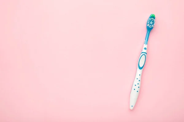 Blaue Zahnbürste Auf Rosa Hintergrund Mit Kopierraum Ansicht Von Oben — Stockfoto