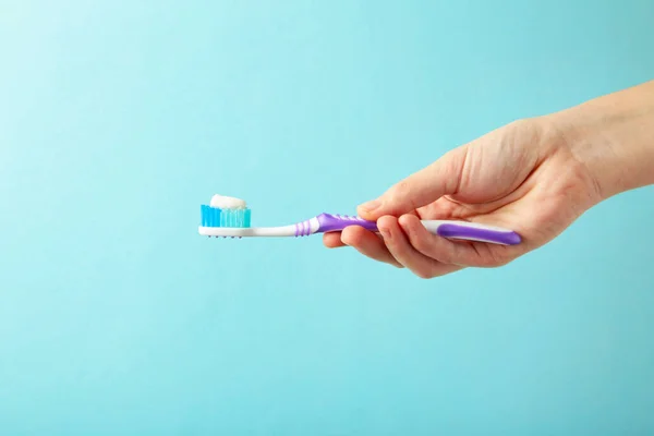 Cepillo Dientes Mano Mujer Sobre Fondo Azul Vista Superior — Foto de Stock