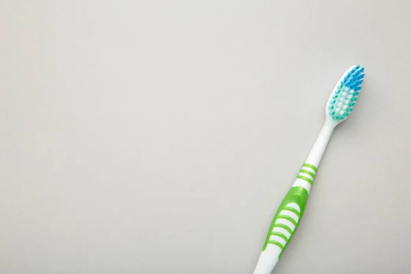 Green Toothbrush Grey Background Copy Space Top View — Stock Photo, Image