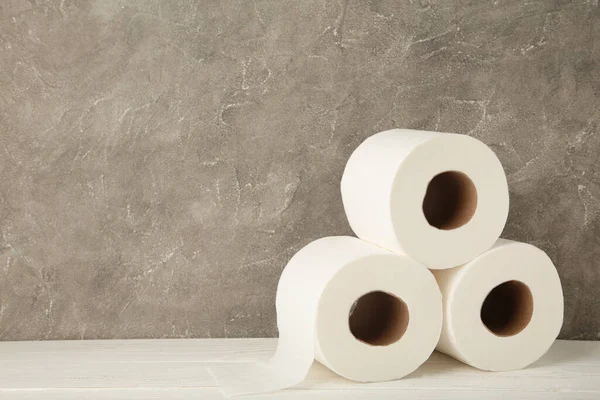 Toilettenpapier Großaufnahme Auf Grauem Hintergrund Ansicht Von Oben — Stockfoto