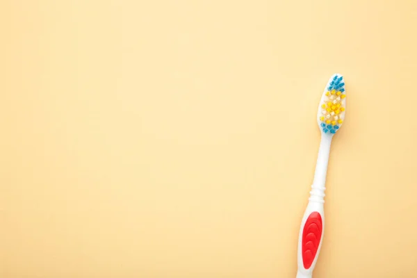 Escova Dentes Vermelha Fundo Bege Com Espaço Cópia Vista Superior — Fotografia de Stock