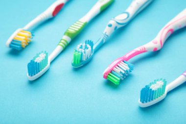 Fotokopi alanı olan mavi arkaplanda diş fırçaları. Üst görünüm