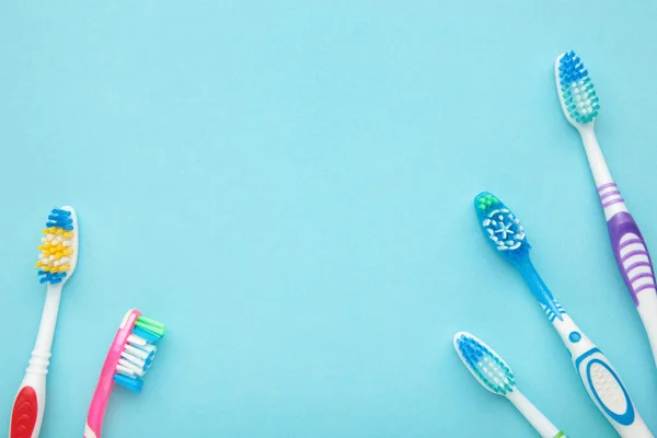 Escovas Dentes Fundo Azul Com Espaço Cópia Vista Superior — Fotografia de Stock